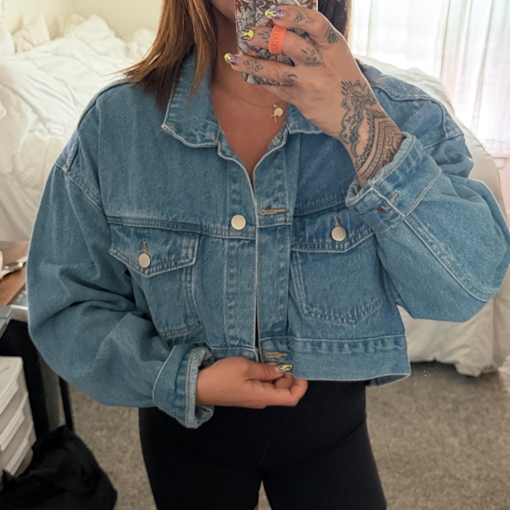 Cropped Light Blue Denim Jacket with Boxy Fit - Picture 3 of 6